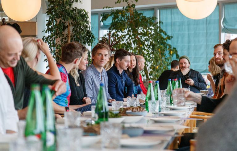 Romantilise põnevusfilmi «Tulilind» režissöör Peeter Rebane (keskel) koos teiste filmiga seotud inimesega selle nädala kolmapäeval ärilõunal kohvikus Komeet Tallinna kesklinnas. 