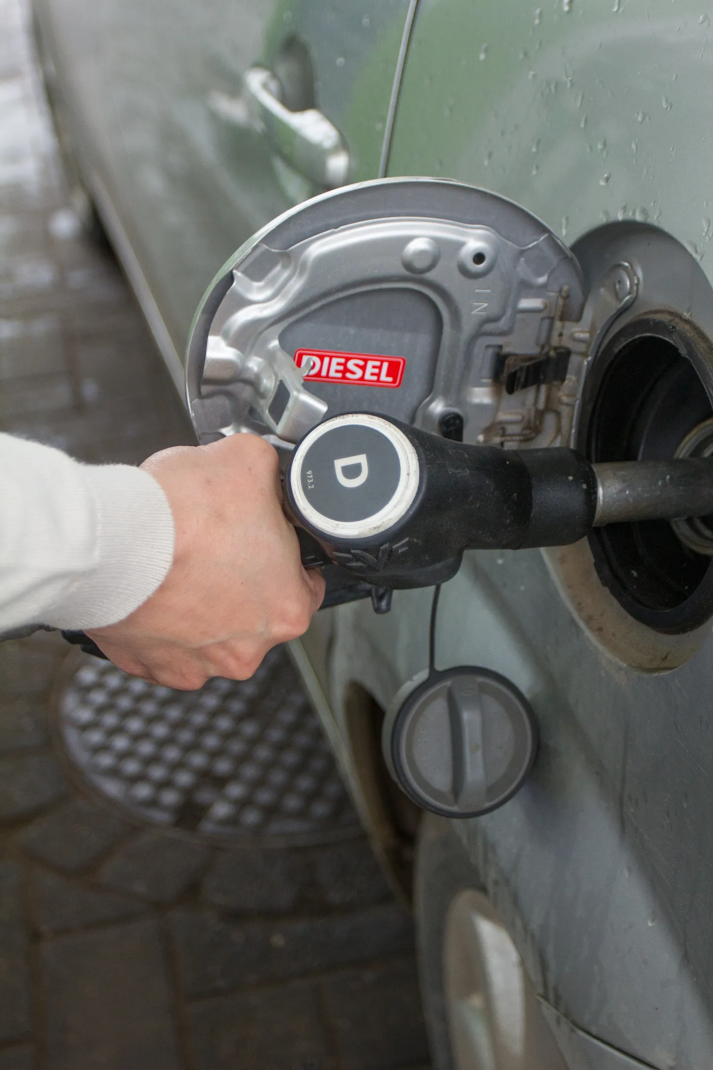 VILJANDI, EESTI, 14JUN13
Neste tankla klient: kütust mahtus paaki rohkem, kui oleks pidanud. Tallinna tänava Neste tankla. 

MARKO SAARM/SAKALA