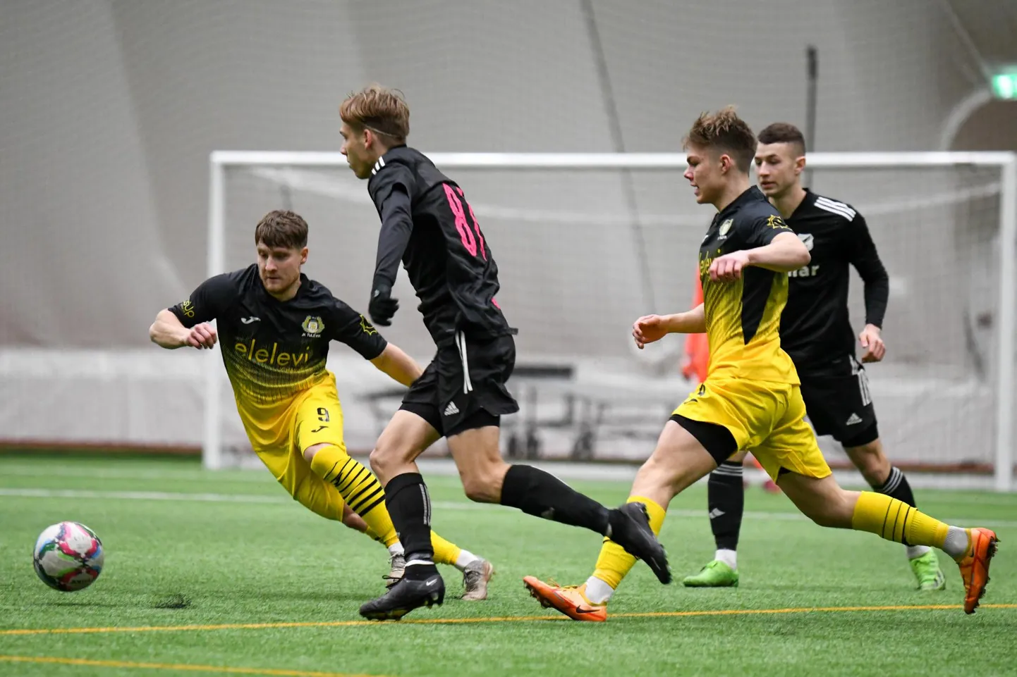 Viljandi Tuleviku liigahooaja esimene mäng koduhallis Nõmme Kalju U21 esindusega jäi 2:2 viiki. Marius Vister (paremal) lõi Tuleviku teise värava mängu viimasel üleminutil.