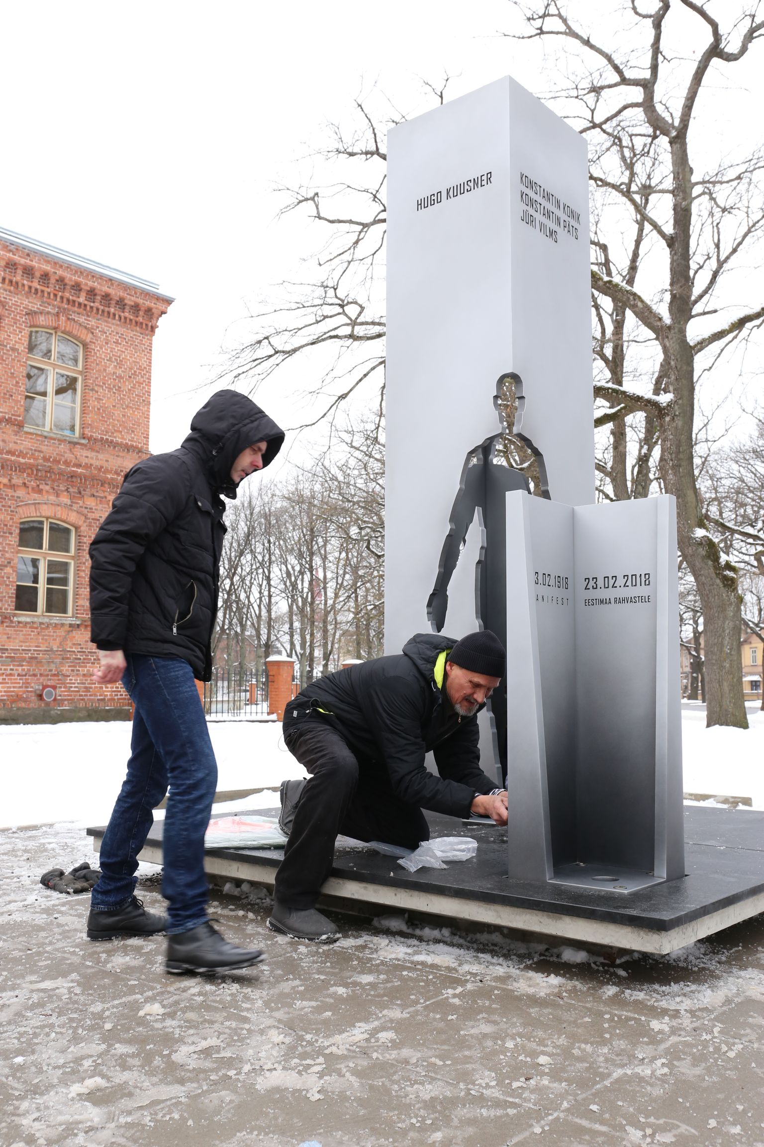Pärnu Kuninga tänava põhikooli esisele ala paigaldati mälestusmärk "Ajahetk", mis on pühendatud Eesti Vabariigi loojatele.