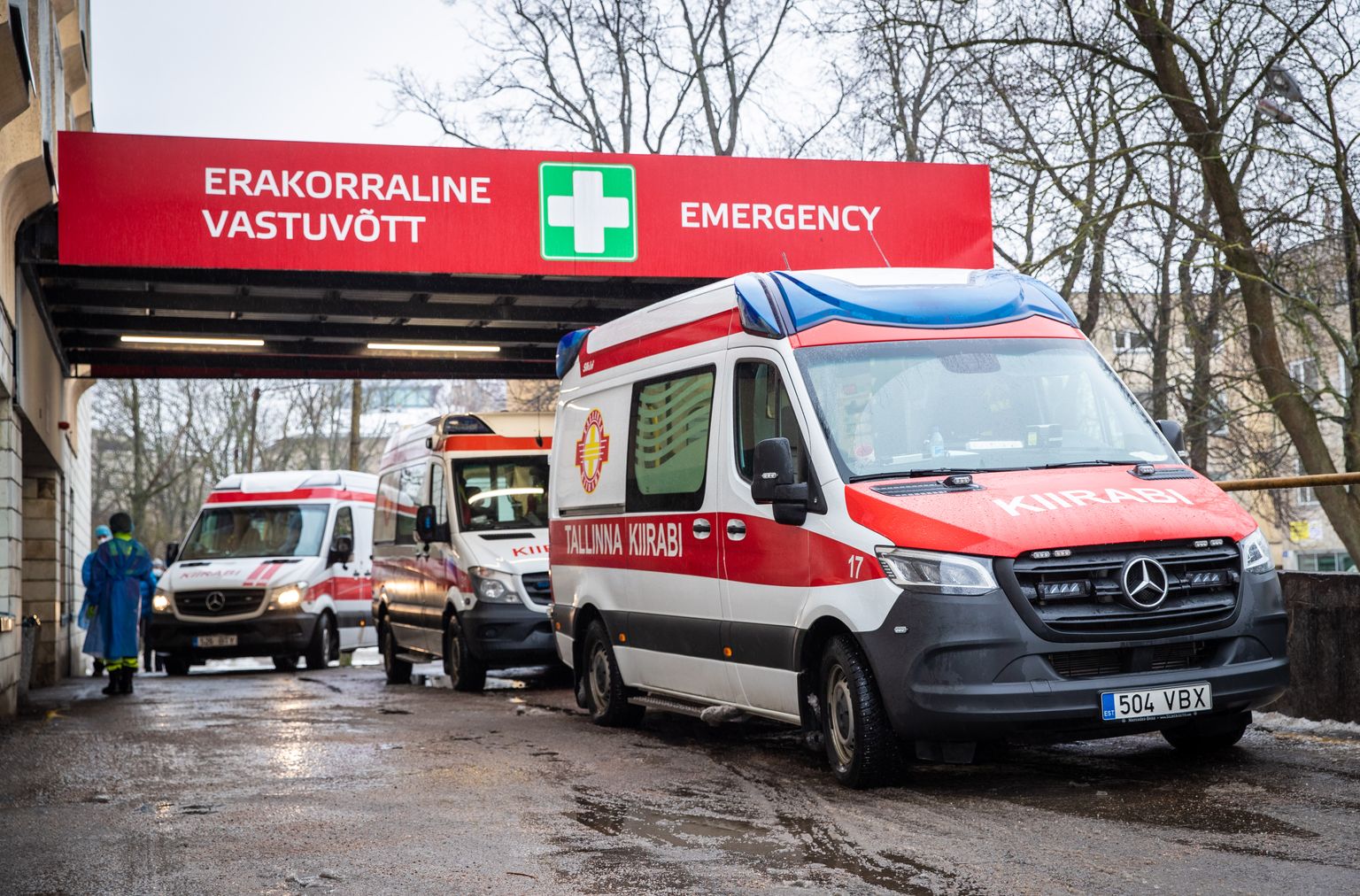Kiirabiautod 23. veebruaril Ida-Tallinna Keskhaigla Erakorralise meditsiini osakonna ees.