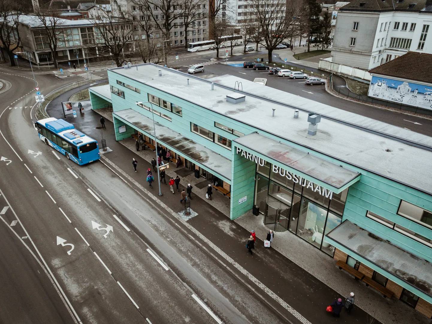 Tre Raadio ja Pärnu Postimehe ühissaates “Aktuaalne Pärnumaal” arutlesid raadiost Regina Jaakson ja lehest Siiri Erala ning Kalev Vilgats Pärnu selle aasta teo üle, milleks valiti rahvahääletusel Pärnu uue bussijaama valmimine.