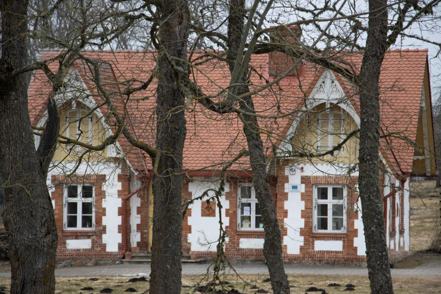 Mõisa­ansambli üks esinduslikumaid hooneid on rekonstrueeritud ­Kärnerimaja, kus suviti ­töötab ­kohvik.