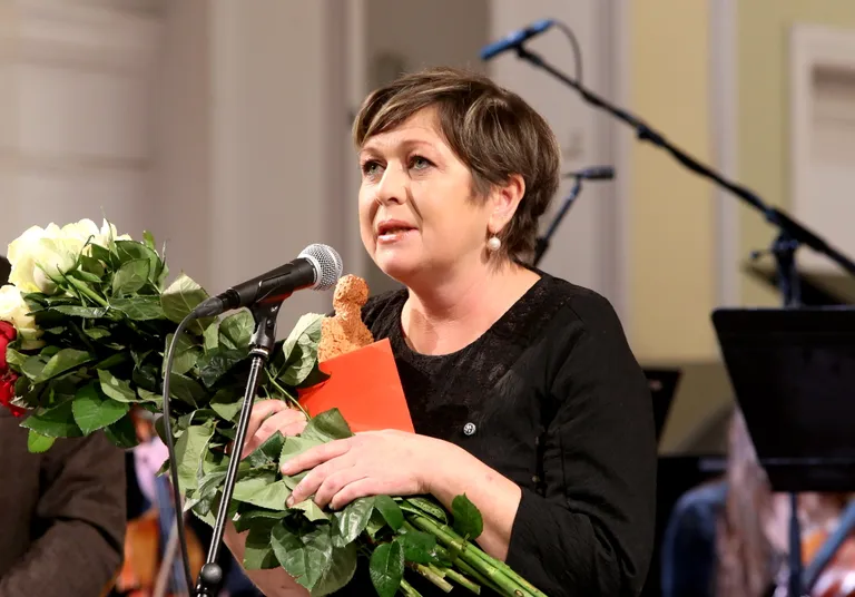 Rakstniece Nora Ikstena uzrunā klātesošos "Izcilības balvas kultūrā" svinīgajā ceremonijā 2018. gadā, Jāzepa Vītola Latvijas Mūzikas akadēmijas Lielajā zālē.