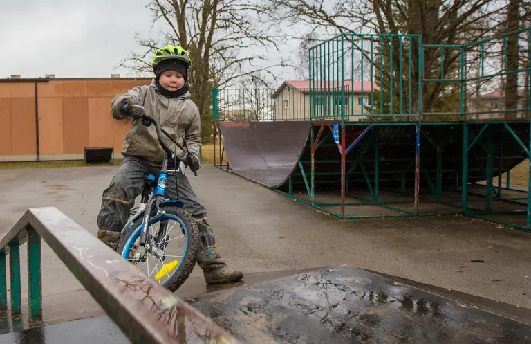 Kadrina vana rulapark on amortiseerunud, kuid parema puudumisel on see ka praegu kasutusel.
