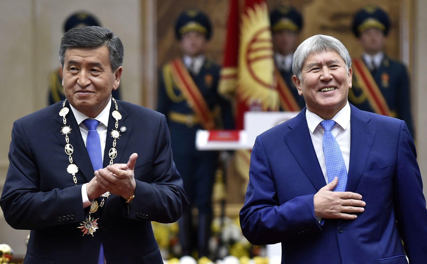 Kõrgõzstani endine president Almazbek Atambajev (paremal) 2017. aasta 24. novembril koos sel päeval pealinnas Biškekis presidendiks vannutatud Sooronbai Džeenbekoviga.
