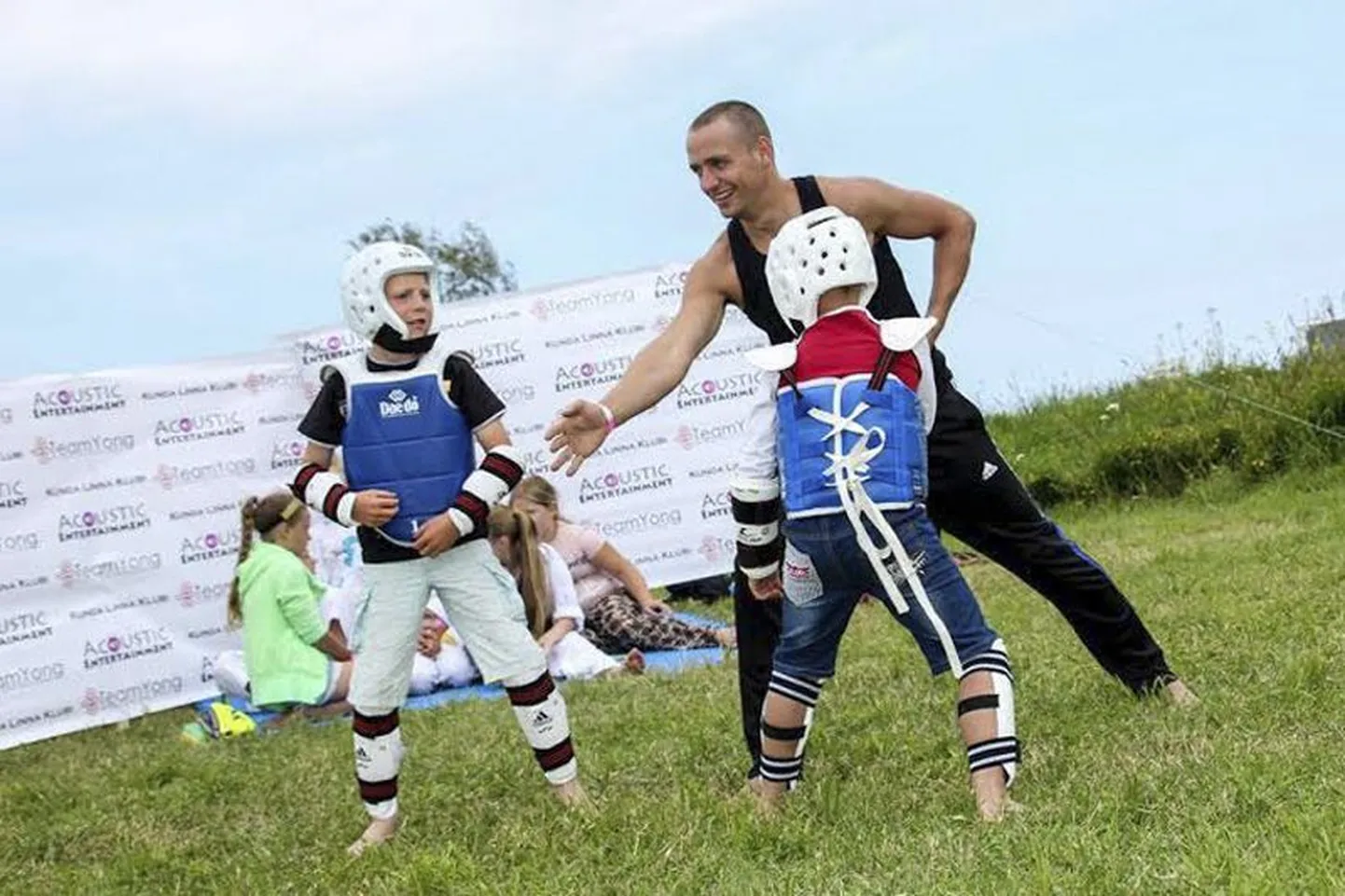 Taekwondo treener Marko Levtšenko oma kasvandikega.