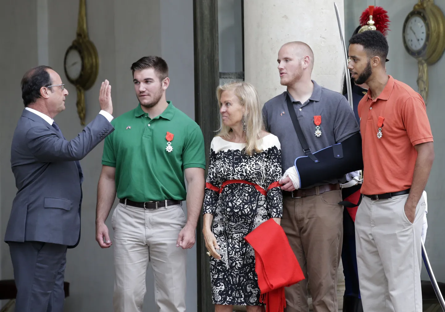 Prantsuse president kolmele ameeriklasele Auleegioni ordenit üle andmas,kohal viibib ka USA saadik Prantsusmaal Jane Hartley.