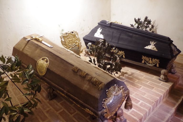 Mausoleumi krüptis on kahes sarkofaagis viimse puhkepaiga leidnud Michael Andreas Barclay de Tolly (vasakpoolses) ja abikaasa Helene Barclay de Tolly.