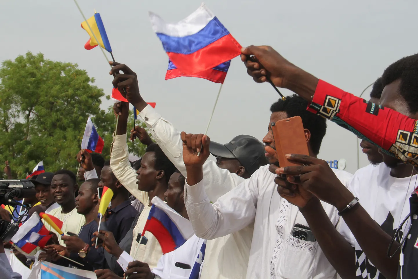 Vene lippudega fännid tervitasid Vene välisministrit Sergei Lavrovi Burkina Fasos juunis.
