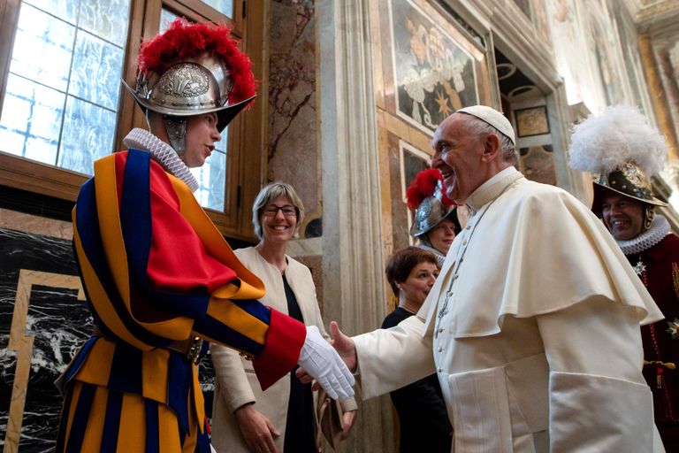 Paavst Franciscus surumas kaardiväelase kätt