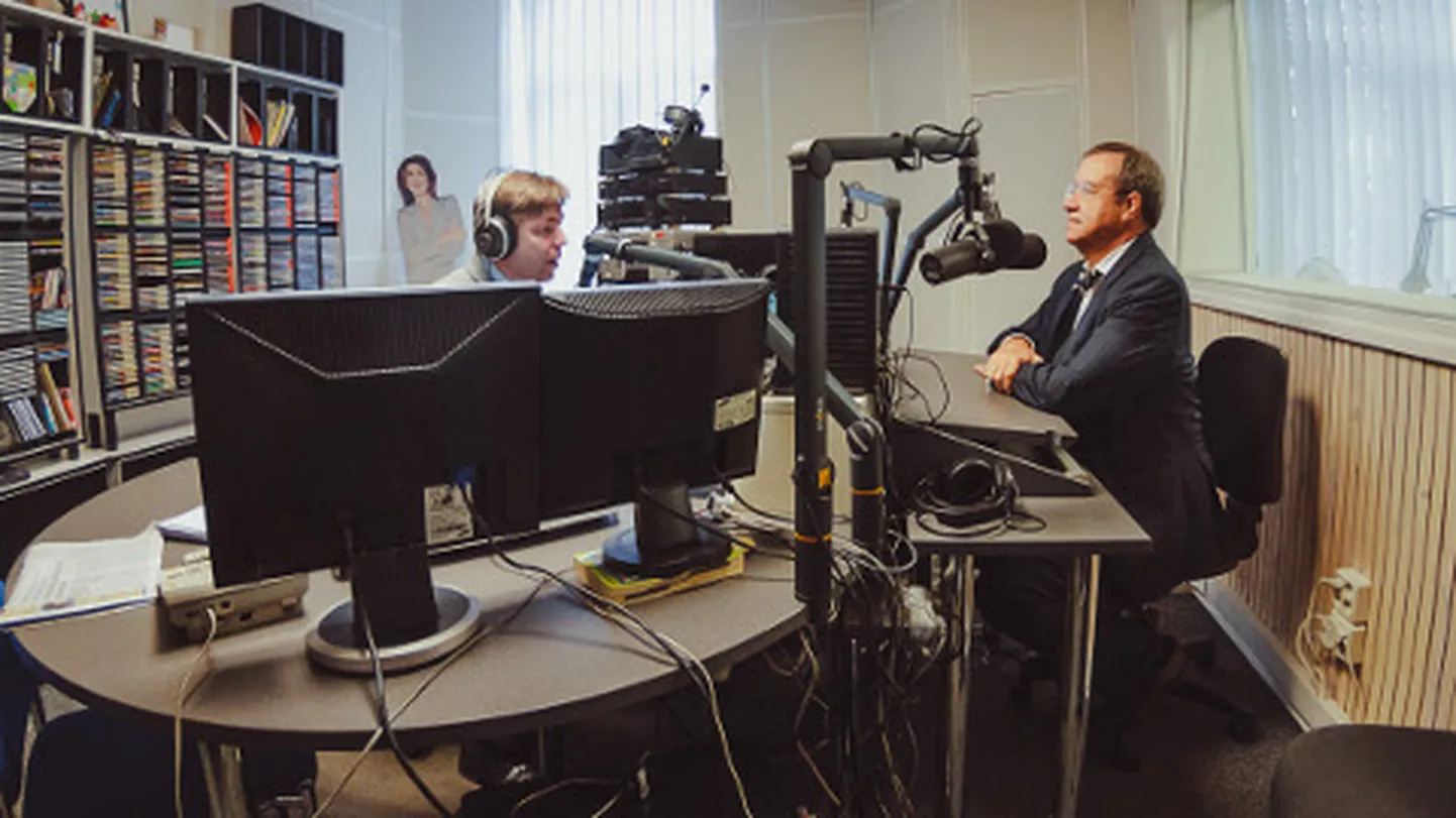 ERRi raadiouudiste Narva korrespondent Jüri Nikolajev tunnistas, et tal ei õnnestunud panna president Ilvest kohalikel teemadel rääkima. Eesti kodakondsuse küsimusi arutati aga küll.