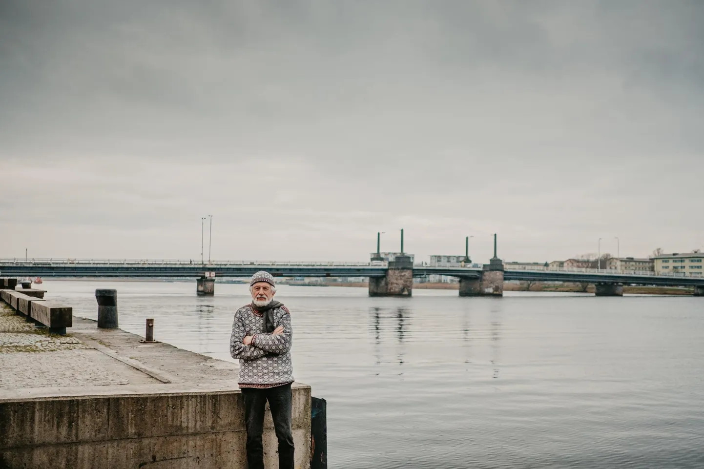 Mark Soosaar jõekaldal, kuhu peaks kerkima kunstisadam.