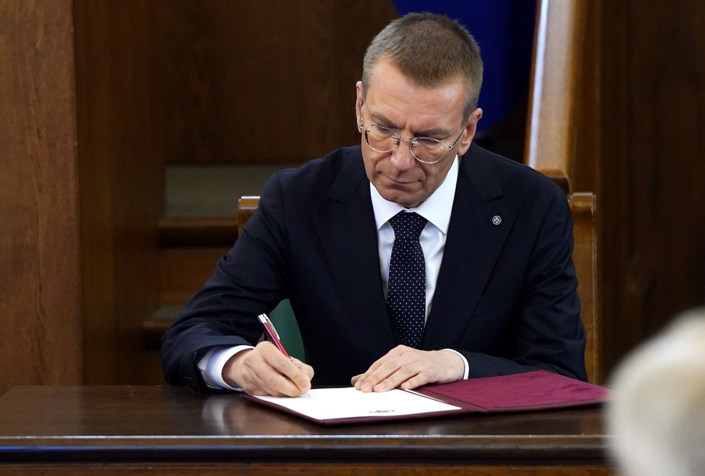 Новый президент Эдгар Ринкевич подписывает торжественную присягу на внеочередном заседании Сейма