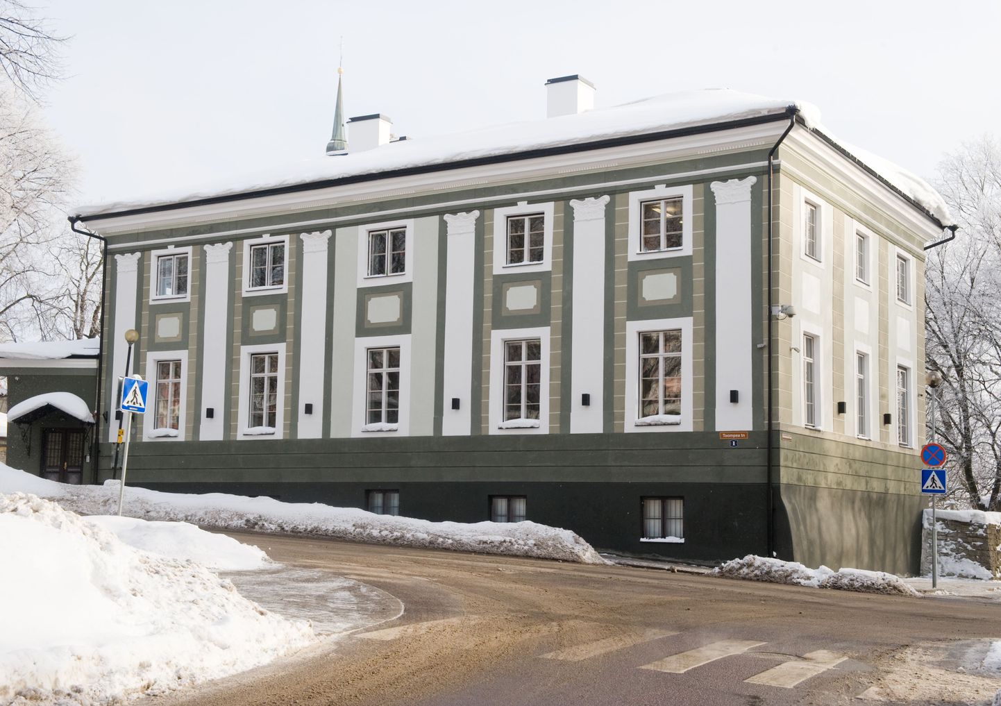 Arhitekt Raul Vaiksoo projekti järgi restaureeritud Komandandi maja Tallinnas Toompea tänaval arvati parimate 2009. aastal restaureeritud majade hulka.