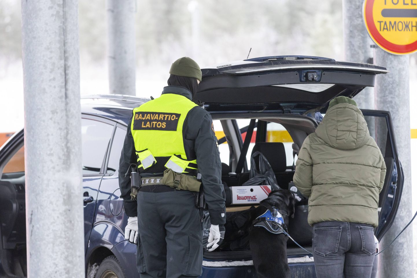 Soome piirivalve kontrollib Vartiuse piiripunkti ületavat sõidukit, 17. novembril 2023. a.