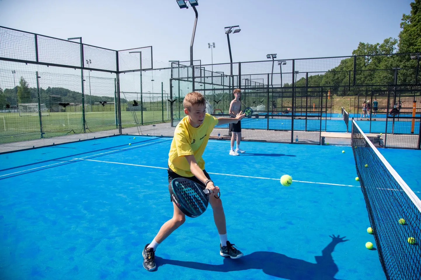 Suve hakul käisid värkelt valminud Viljandi padeliväljakutel treeninglaagris Tallinna klubi Padel+ noored.
