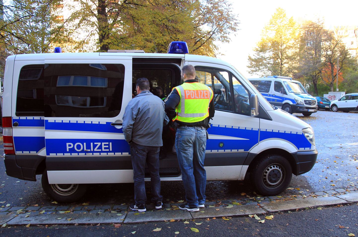 Politsei asüülitaotlejate maja lähedal Dresdenis.