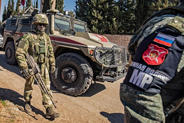 Помимо авиации, гражданская война в Сирии была важна и для подготовки российской военной полиции. Однако стало ясно, что с опытом, полученным в Сирии, ни один род войск в Украине по-настоящему действовать не способен. На фото: патруль российской военной полиции на авиабазе Камышлы в северо-восточной Сирии, 4 марта 2020 года.