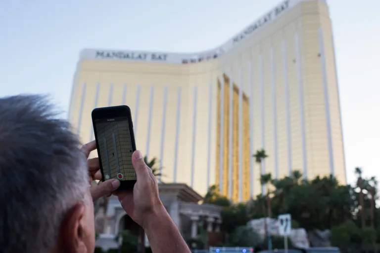 Turist jäädvustamas Las Vegase Mandalay Bay hotelli