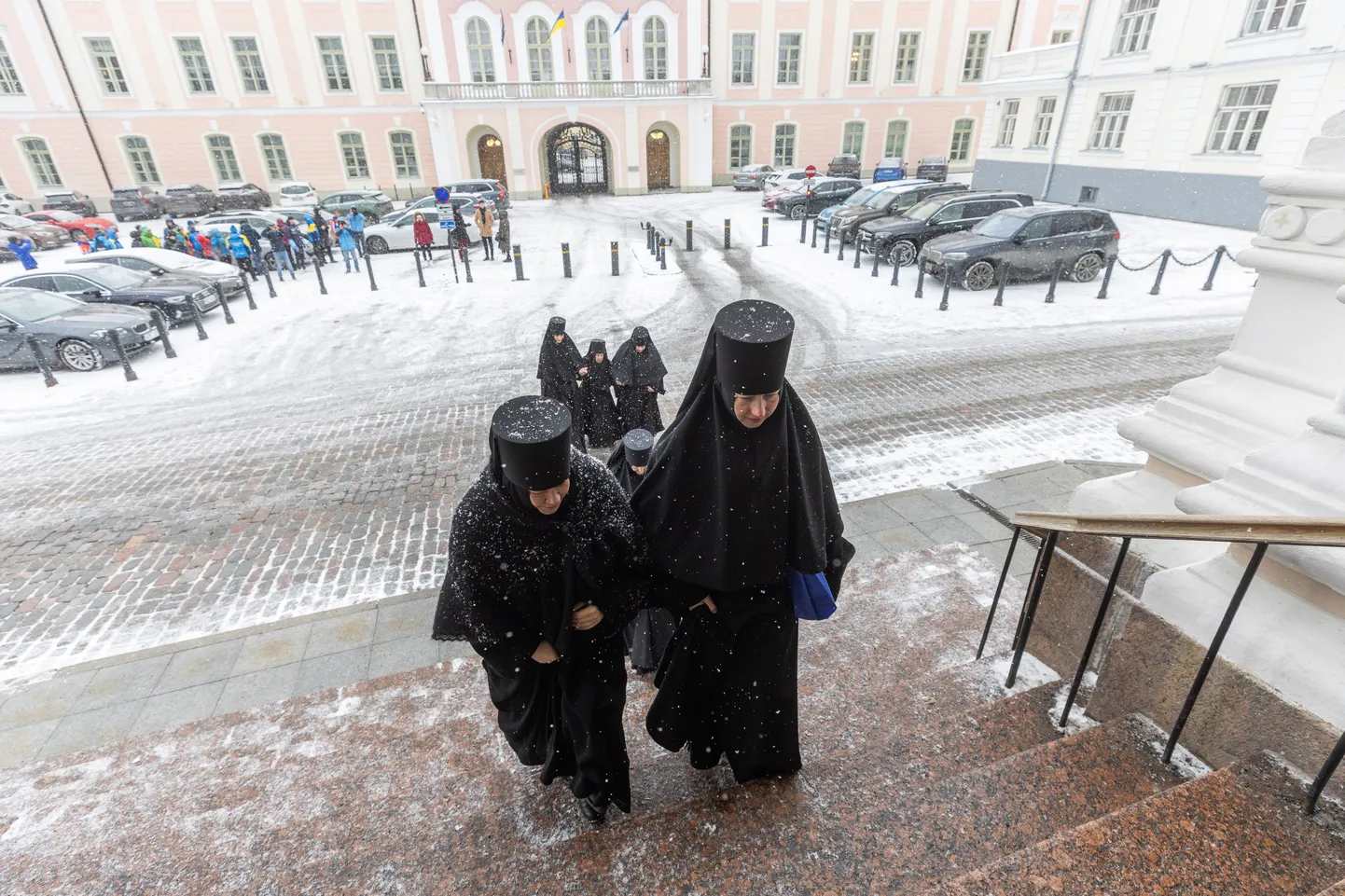 Kuremäe kloostri nunnad riigikogu juures.
