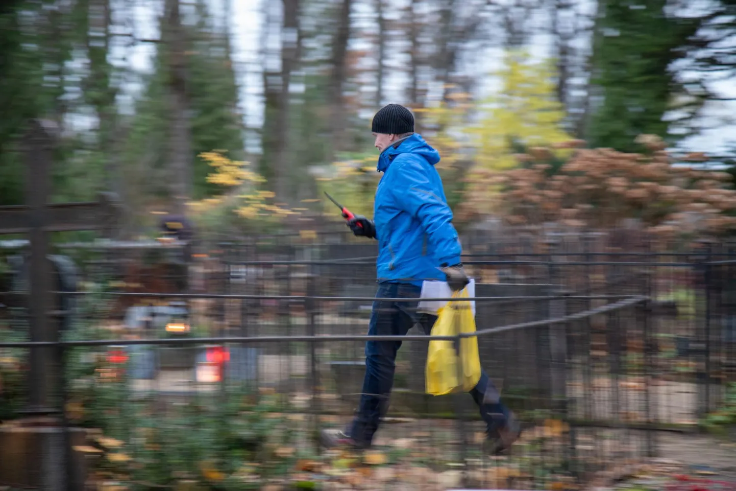 Nii nagu paljud teised Eesti surnuaiad, oli Viljandi Vana kalmistu hingedepäeva õhtul tulesid täis justkui tähine taevas. Mälestusküünlad põlesid ka vabadussõjas langenute haudadel, ehkki paljudel sajandi eest surnud meestel pole lähisugulasi siia kanti jäänud või enam üldse elus. Nende kalmude eest hoolitseti Viljandi muuseumi direktori ja Viljandimaa muinsuskaitse ühenduse esimehe Jaak Pihlaku eestvõttel, kes jäi pildile küünlasüütajaga võitlusvalmilt kalmistuteede rägastikku sööstmas. (Sakala)