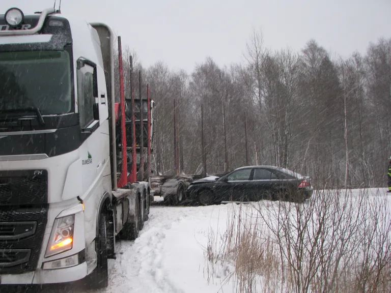 Lääneranna vallas Soovälja külas toimunud metsaveoki ja sõiduauto kokkupõrkes sai vigastada sõiduautos kaasreisijana sõitnud naine.