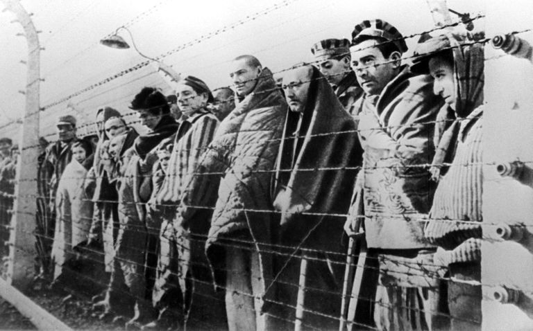 Auschwitzi koonduslaagri vangid enne vabastamist 1945. aasta jaanuaris. Pilt on illustreeriv
