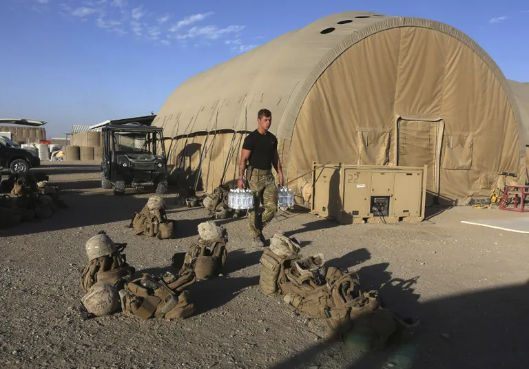 USA merejalaväelased ootavad Camp Bastionis kojusõitu.