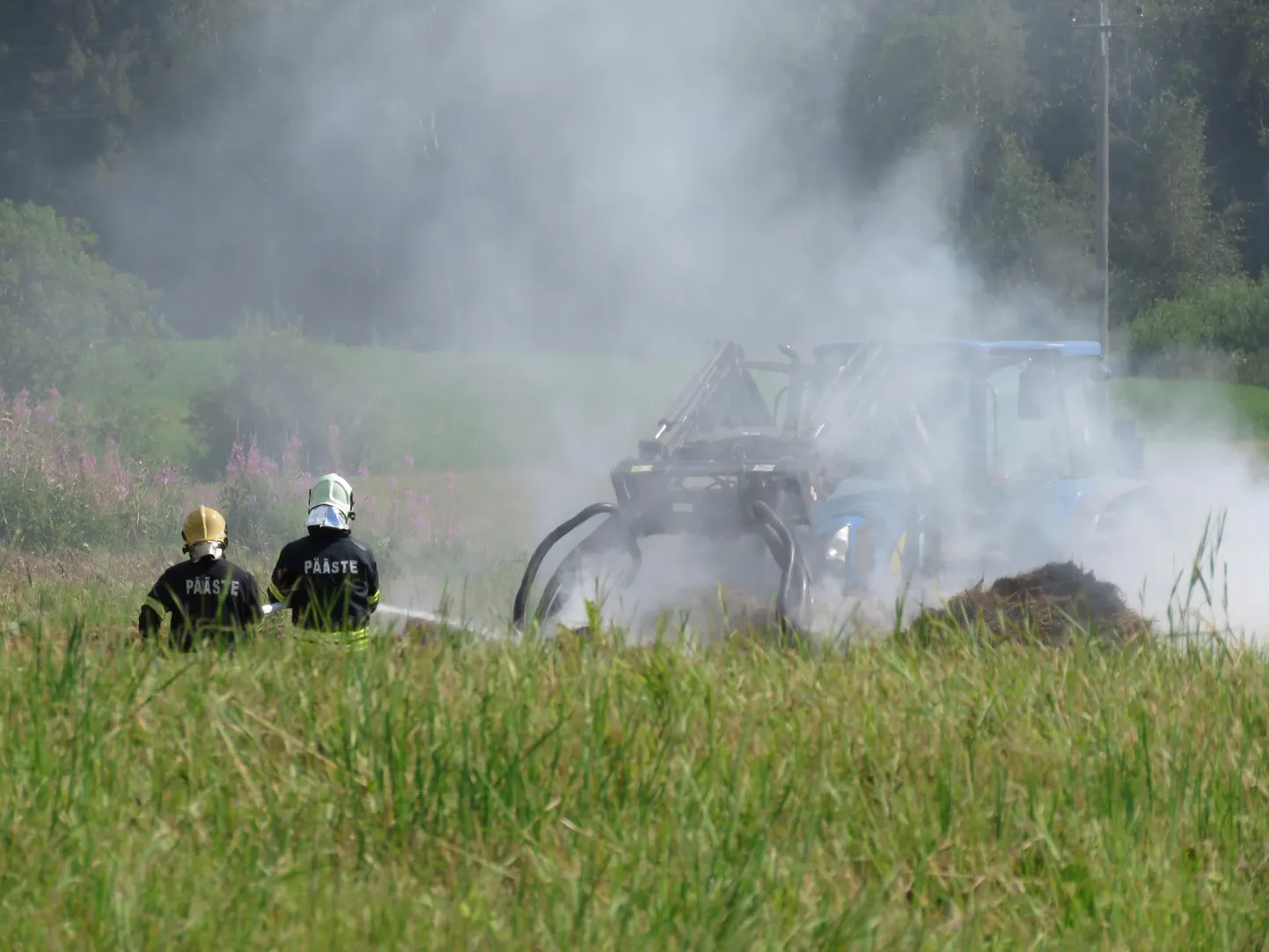 Päästjad käisid eile Lääneranna vallas Käru külas kaks korda heinarulle kustutamas. Foto on illustreeriv.