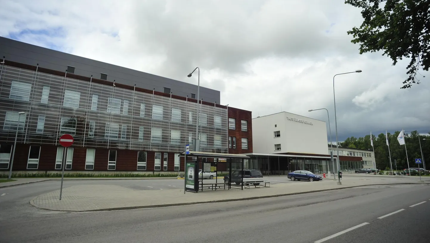 Jalakäija toimetati Tartu ülikooli kliinikumi.