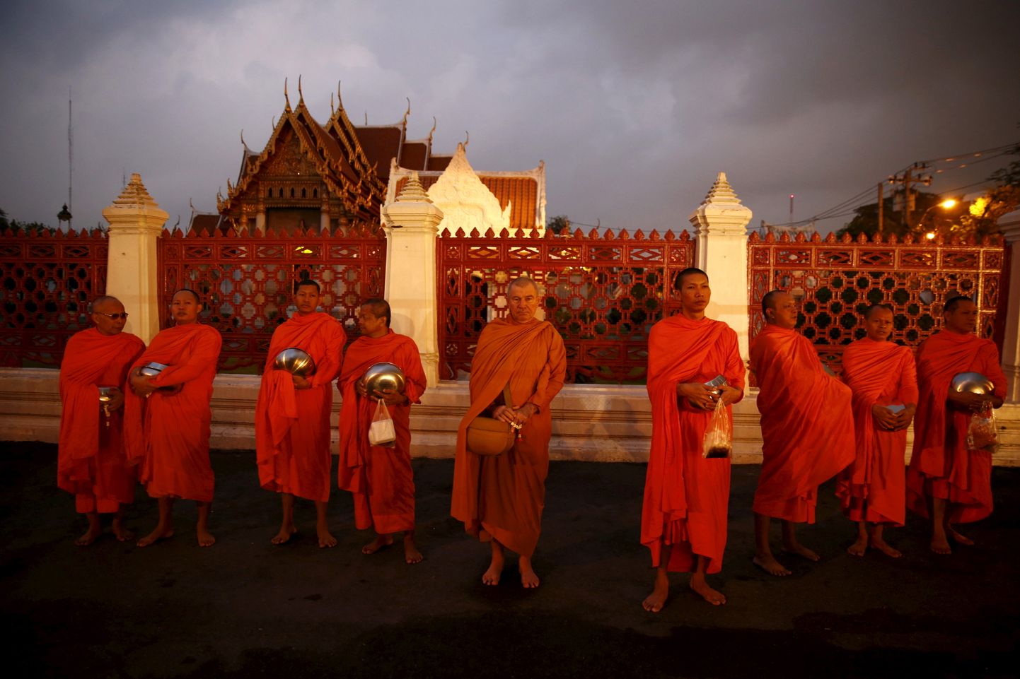Tai buda mungad varahommikul templi ees Bangkokis, et koguda toidualmuseid.
