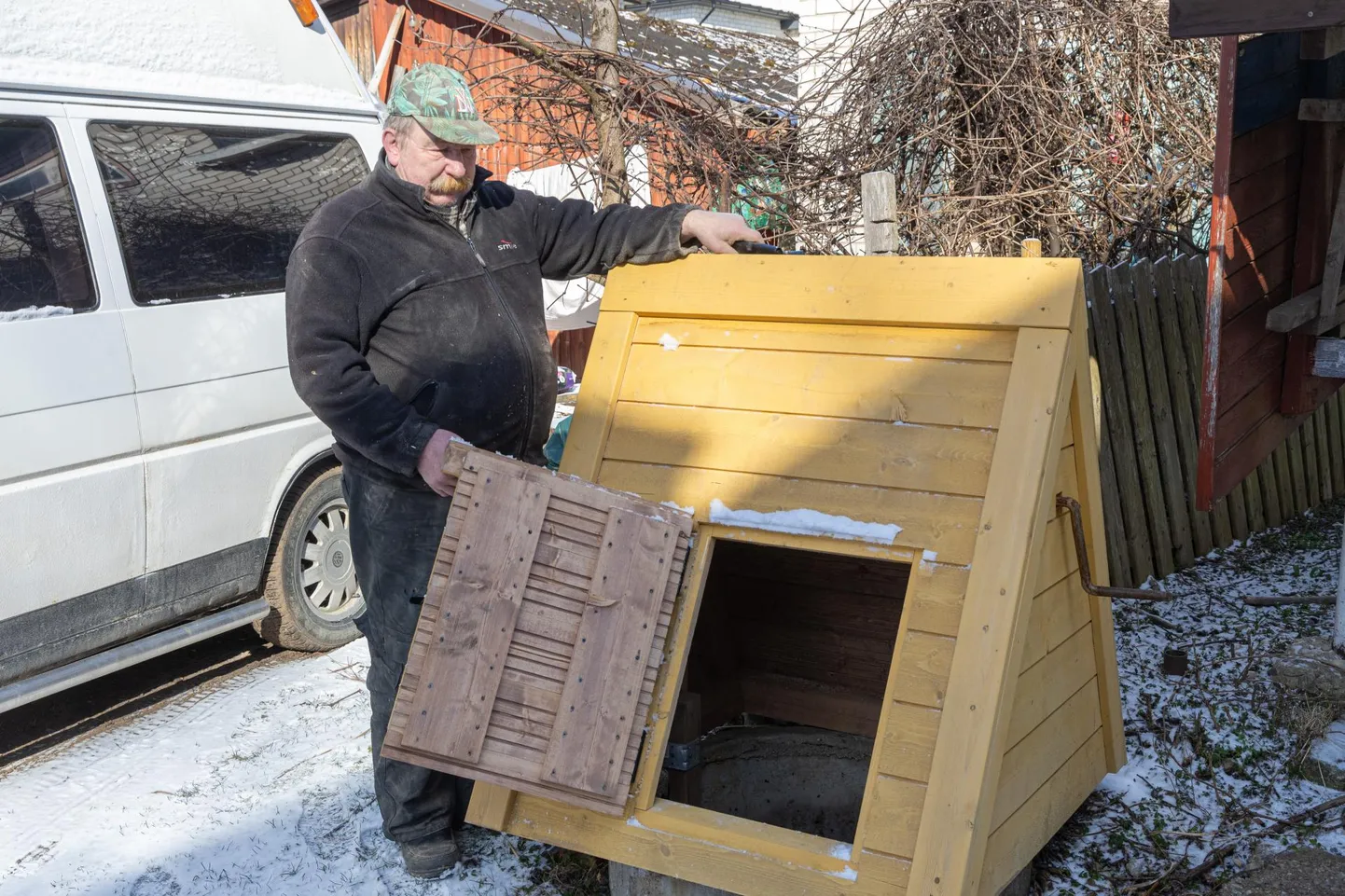 Kalev Evert näitab tühja kaevu, mis tema elu esialgu eriti ei mõjuta, sest majapidamine saab vett enamasti linna torustikust.