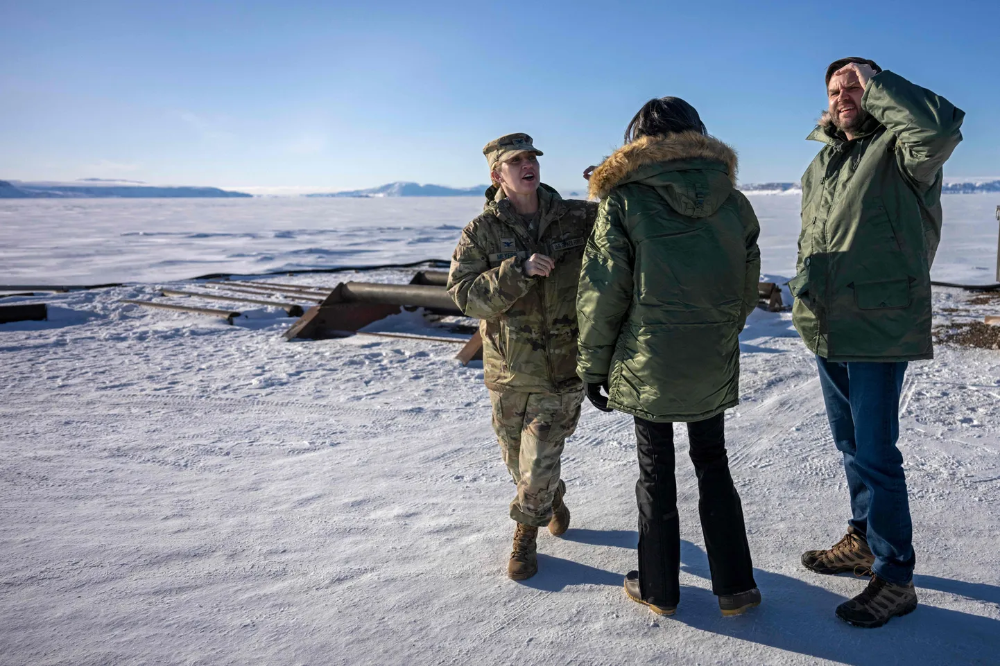 USA asepresident J. D. Vance (paremal) tuuritas koos abikaasa Usha Vance'iga (keskel) USA Pituffiki kosmosebaasis Gröönimaal 28. märtsil 2025. a.