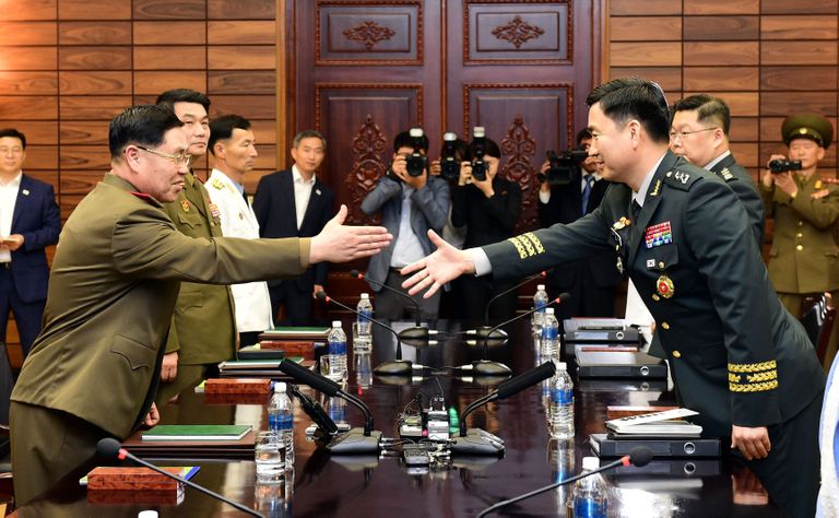 Lõuna-Korea kindralmajor Kim Do-gyun (paremal) surumas kätt Põhja-Korea kindralleitnant An Ik-saniga.