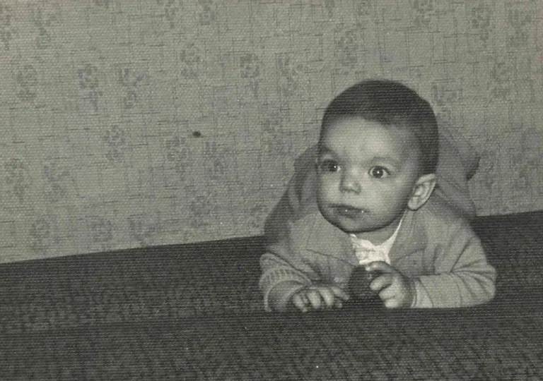 Jüri aprillis 1967 kodusel diivanil.