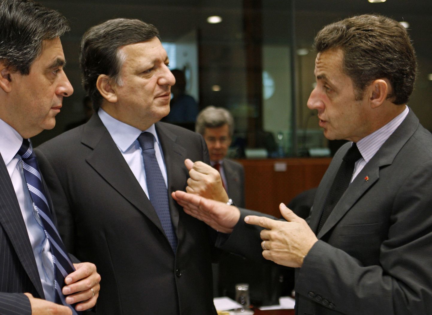 Prantsusmaa president Nicolas Sarkozy (paremal) ja peaminister François Fillon (vasakul) vestlemas Euroopa Komisjoni presidendi José Manuel Barrosoga viimasel ülemkogul Brüsselis.