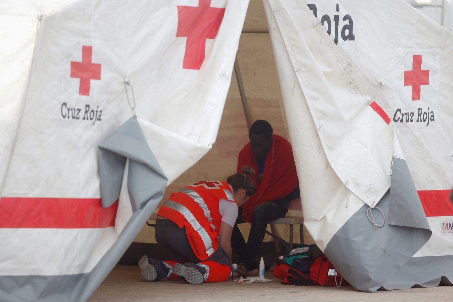 Hispaania Punane Rist migrandile abi osutamas.