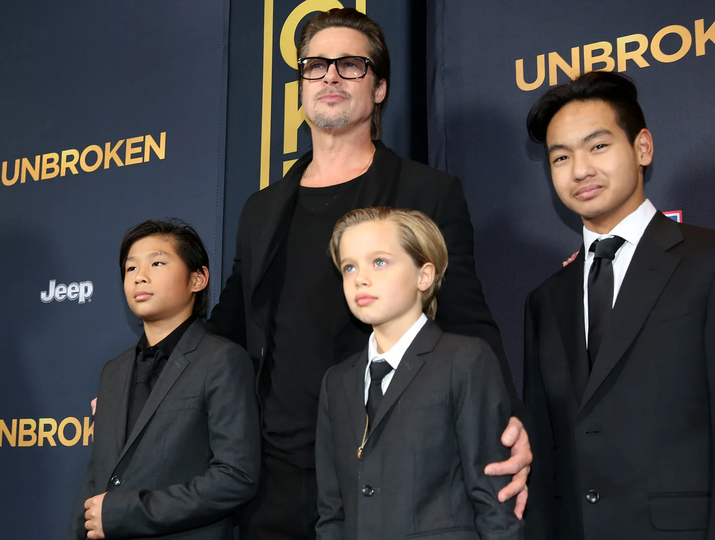 Brad Pitt koos lastega 2014. aastal Angelina Jolie lavastatud filmi «Unbroken» esilinastusel.