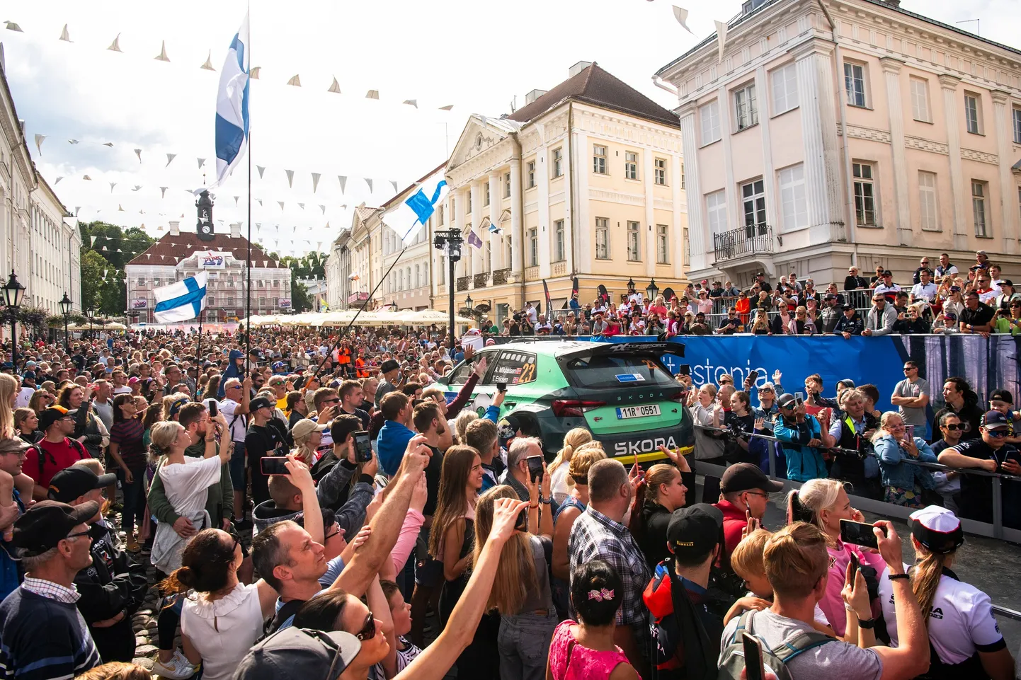 Rally Estonia avamine ja auhinnatseremoonia toimub ikka Tartus, kuid seekord on lava Kaarsilla juurest edasi liikunud Raekoja platsi suunas.