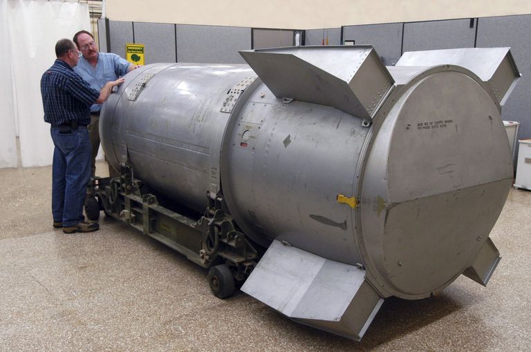 Töötajad uurivad B53 tuumapommi Texases Amarillos asuvas tuumalaos. /HO/REUTERS/SCANPIX.