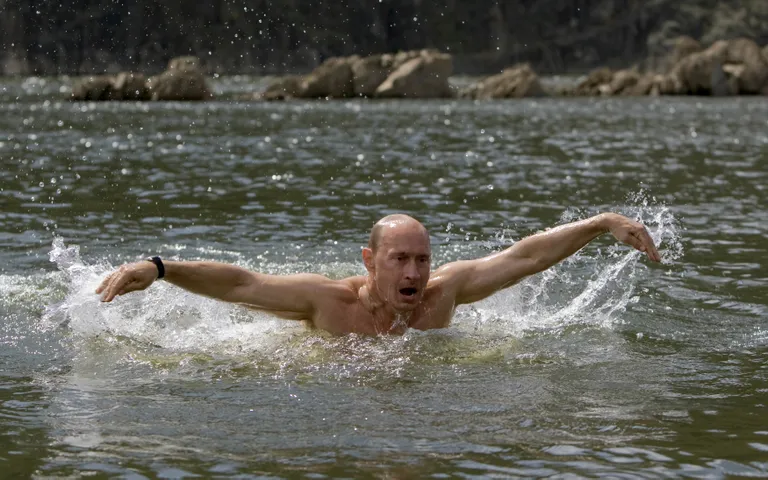 Путин купается в озере на юге Сибири, Август 2009 года