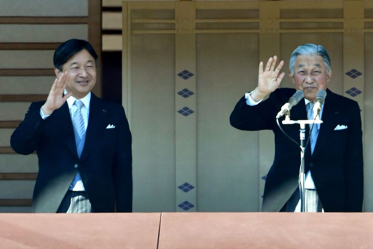 Jaapani keiser Akihito (paremal) ja kroonprints Naruhito lehvitamas uue aasta puhul rahvale