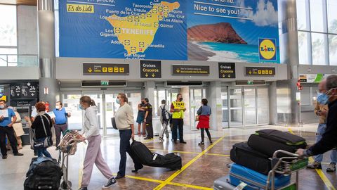 Tenerife lennujaama 14 töötajat peeti kinni pagasivarguse eest