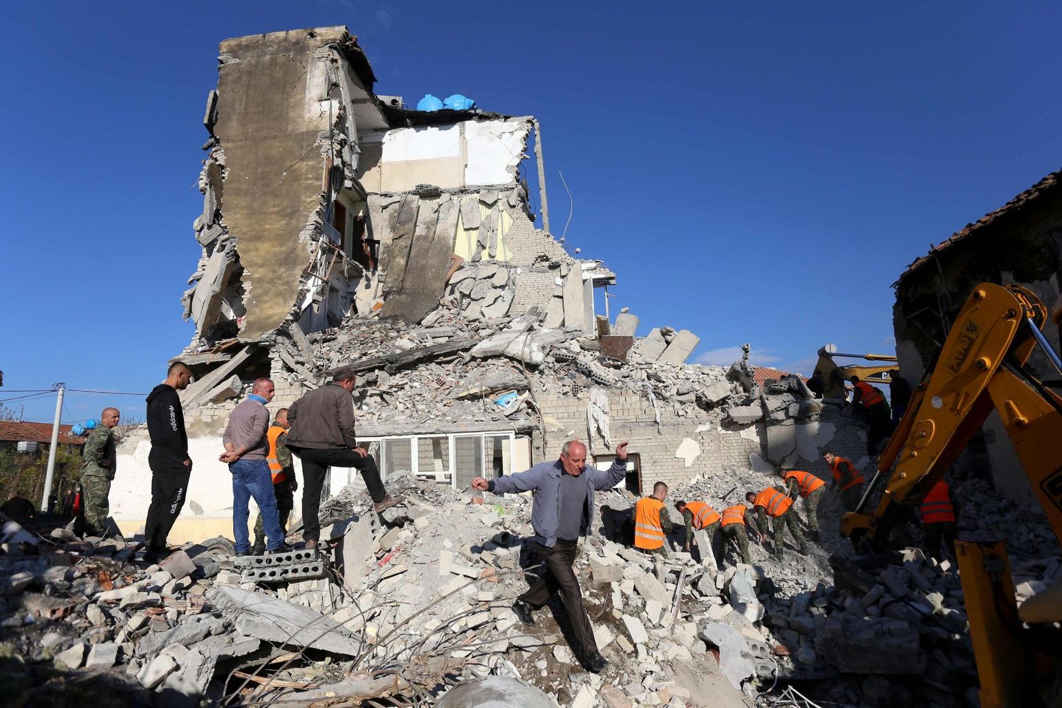 Päästetöötajad ja kohalikud elanikud otsimas inimesi maavärinas kokku varisenud majast Thumanës, Albaania pealinnast Tiranast loodes.