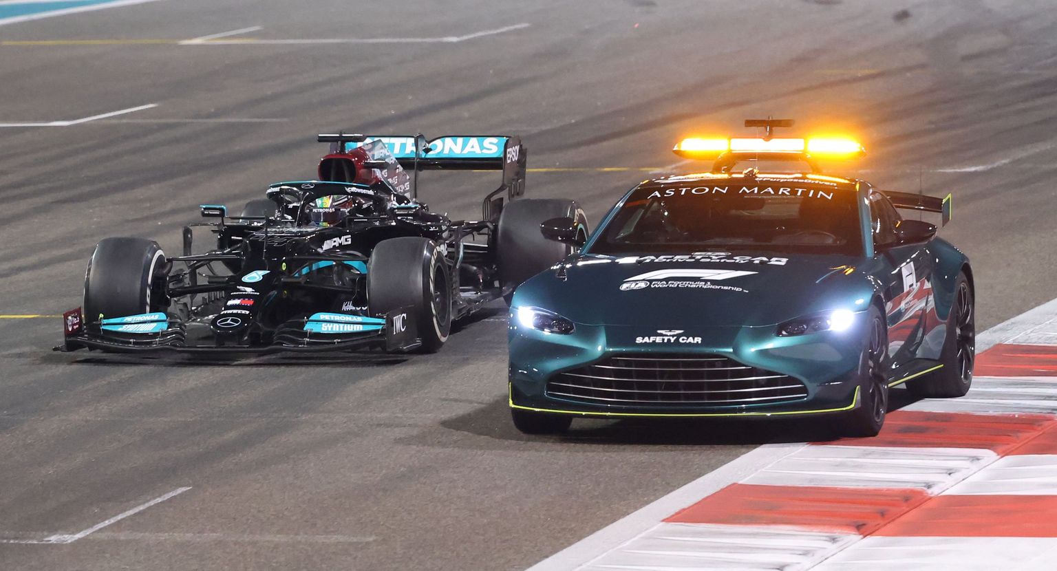 Lewis Hamilton (vasakul) ja Abu Dhabis tiitlivõistluse keskpunkti sattunud turvaauto.