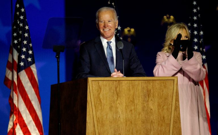 USA demokraatide presidendikandidaat Joe Biden pidamas kõnet 4. novembril Delaware'is Wilmingtonis. Ta kõtval on abikaasa Jill Biden