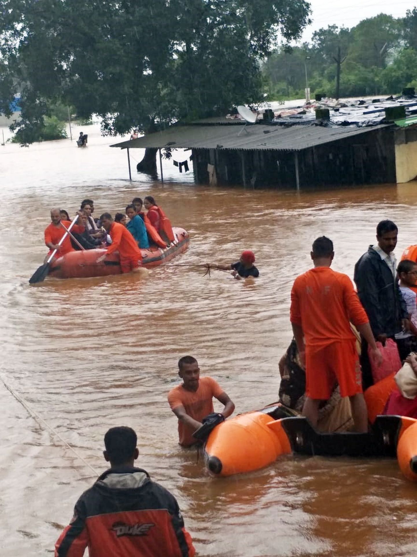 India merevägi ja riiklikud päästeüksused (NDRF) päästmas tulvavete meelevalda sattunud rongist sadu inimesi.