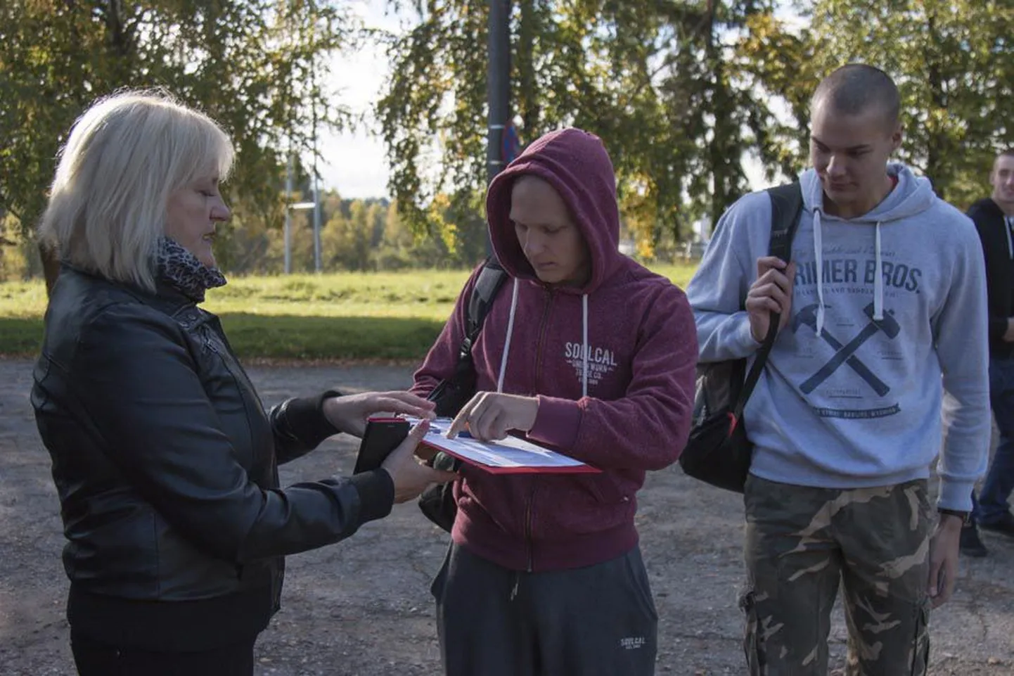 Allkiri Elle Kuusi käes olevasse nimekirja ning Harli Koppelmann (ees) ja Ragnar Soonik võisid bussi astuda.
