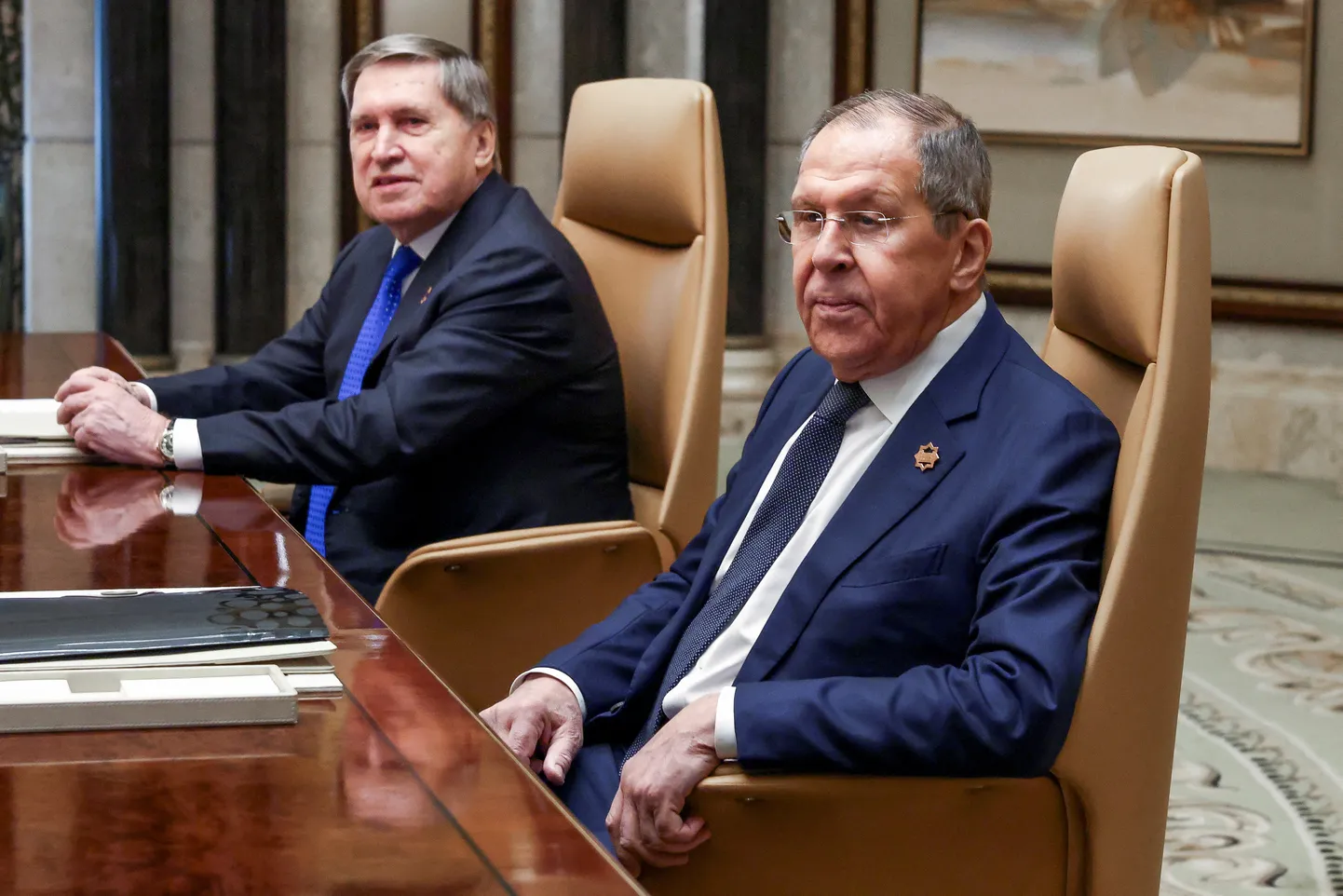 Помощник Путина Ушаков и глава МИД РФ Лавров на переговорах с США в Саудовской Аравии, 18 февраля 2025 года.
